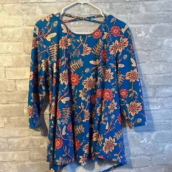 Woman's Top - Picture 2 of 4